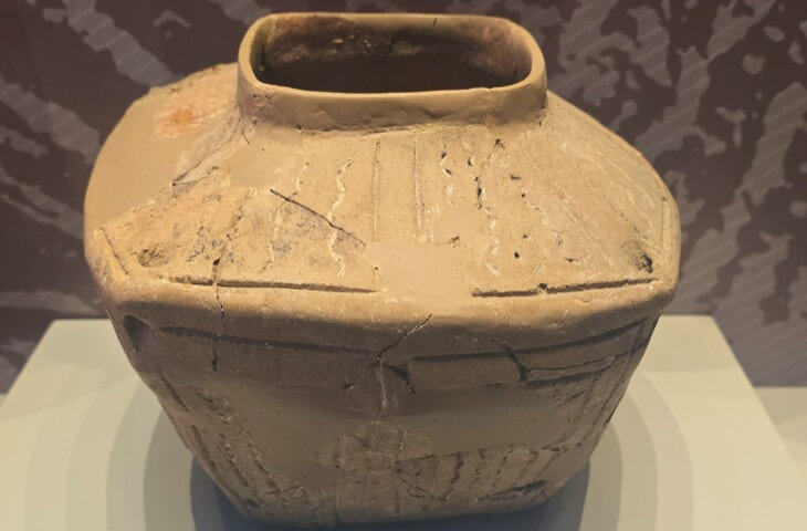 İznik Müzesi’nde sergilenen, Kalkolitik dönemden kalma el yapımı seramik kap ve yüzeyindeki çizgi bezemeli erken dönem çömlek örneği.